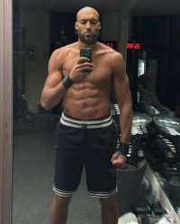 很皮！戈贝尔晒光头造型 前队友唐斯用法语打趣：兄弟你真秃啦？