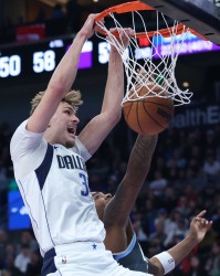 宝盈官方-不愧是状元！弗拉格海底捞月杂耍投篮+排球大帽 一攻一防天赋拉满