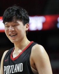 在某社交网站搜索“杨瀚森”会出现“杨瀚森约基奇”下拉词条