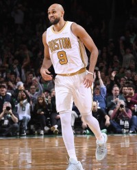 宝盈APP-错失绝杀三分！德里克·怀特21中7&amp;三分仅9中2  还有4失误